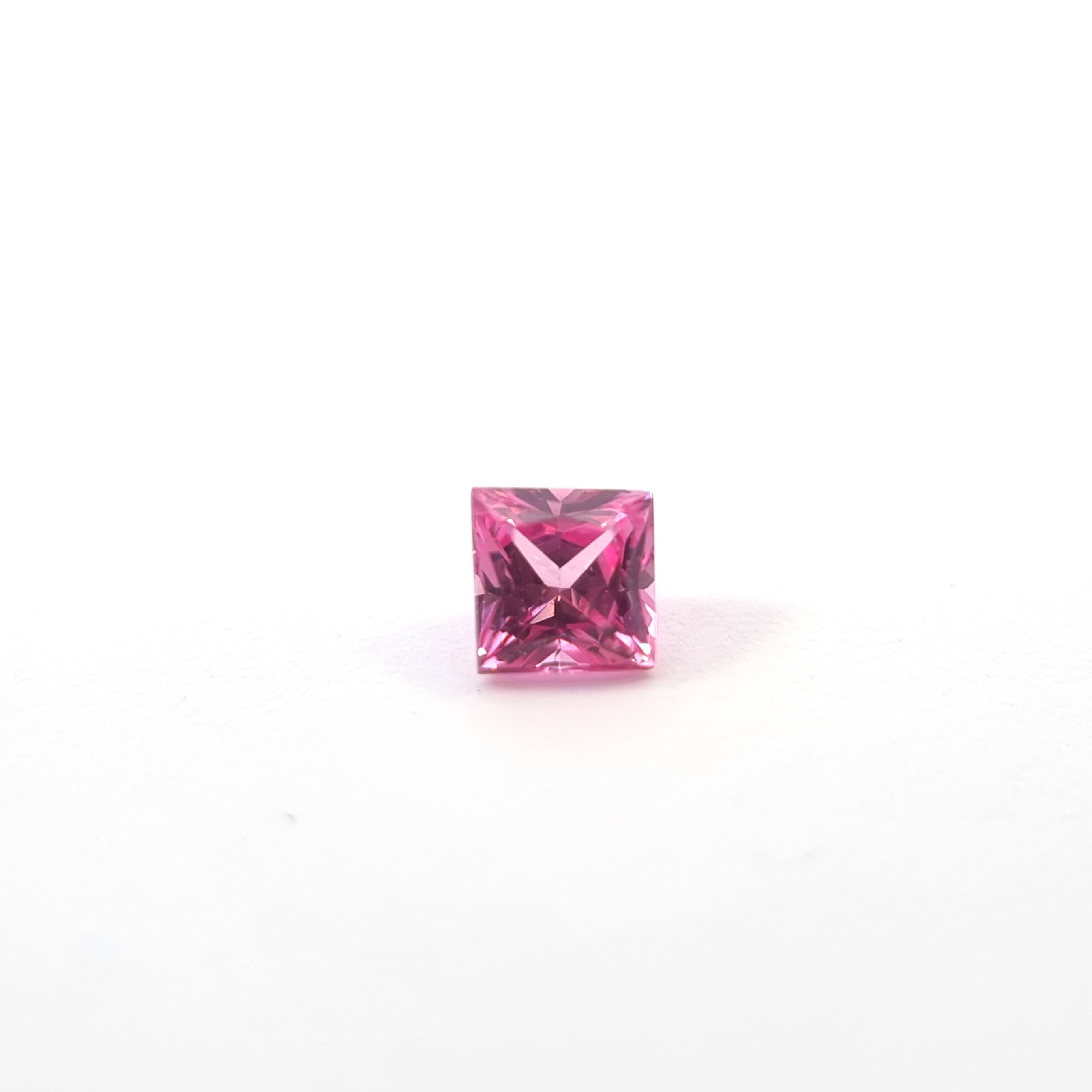 No.10000790：スピネル　PRI 3.1×3.1ｍｍ 0.19ct