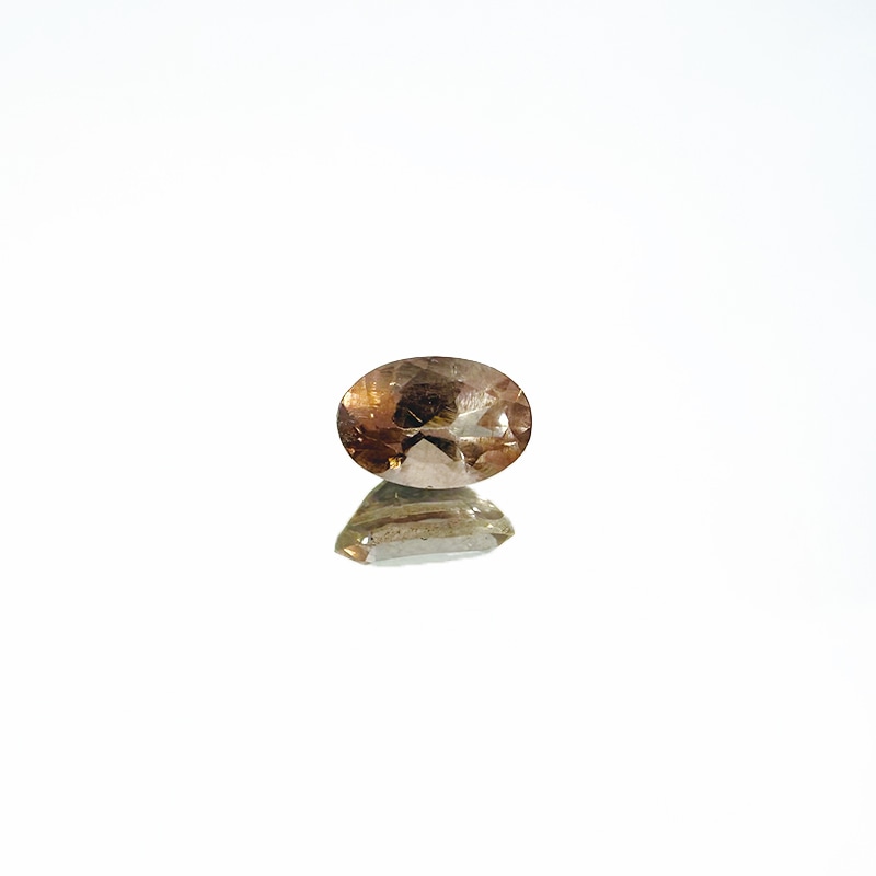 ガーネット（蛍光タイプ）OV6.2×4.1mm 0.64ct