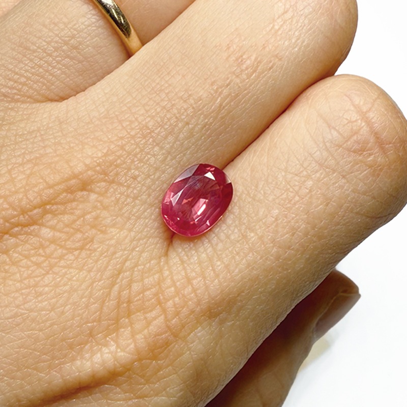 オレンジピンクスピネル(シルキー) OV8.9×6.6mm 1.92ct