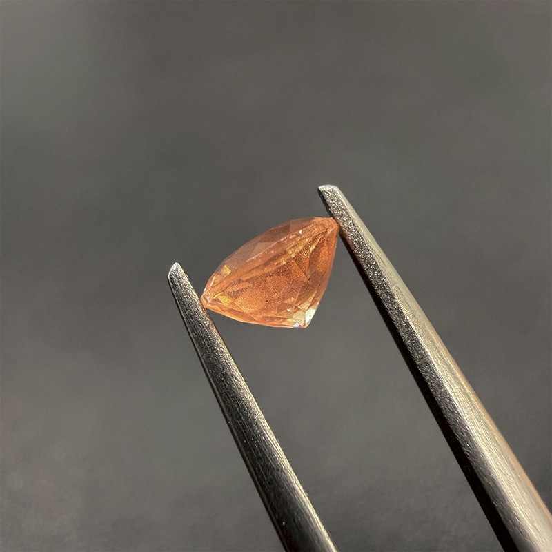 10009554：オレゴンサンストーン RD 6.2mm 0.79ct