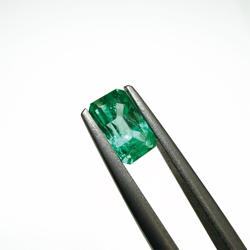 489：エメラルド　EM　7.0×4.3ｍｍ　0.88ct