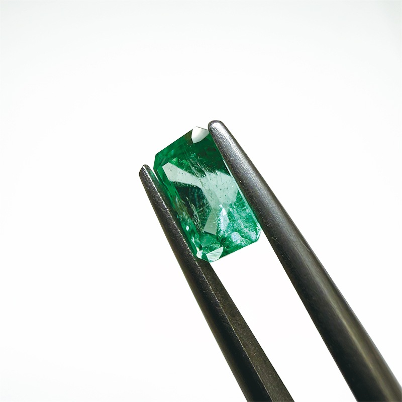 489：エメラルド　EM　7.0×4.3ｍｍ　0.88ct
