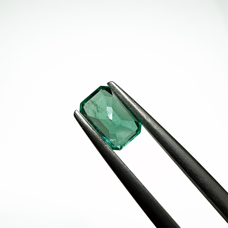 489：エメラルド　EM　7.0×4.3ｍｍ　0.88ct