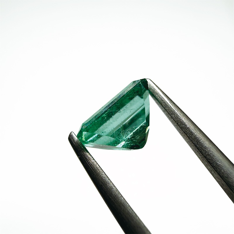 489：エメラルド　EM　7.0×4.3ｍｍ　0.88ct