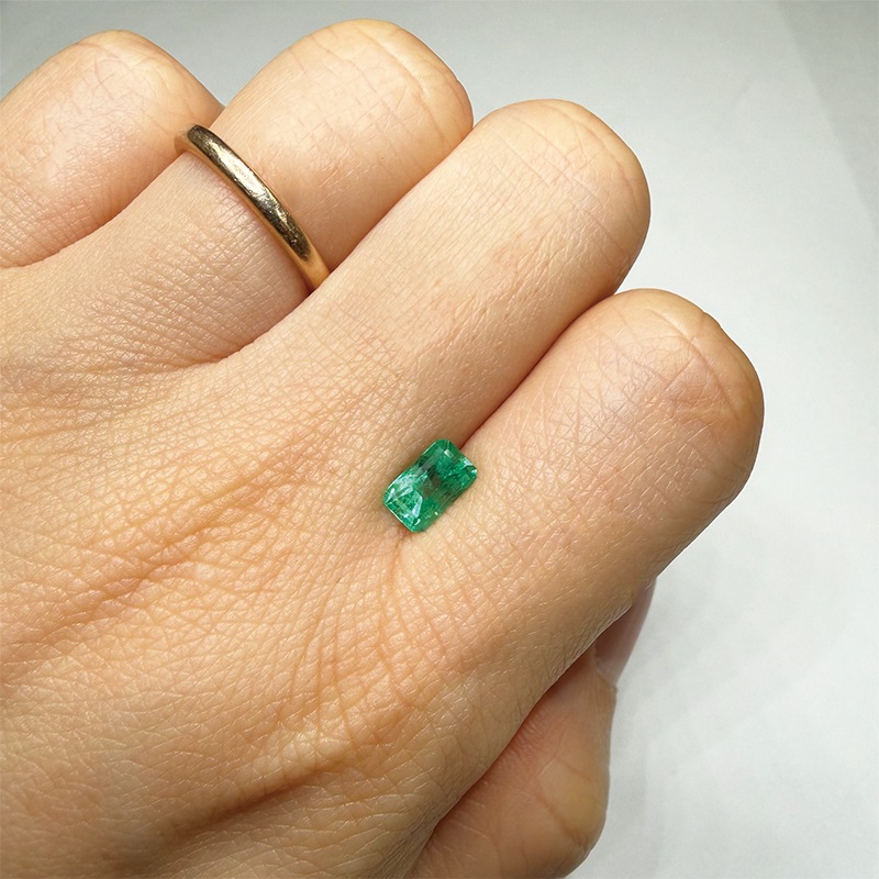 489：エメラルド　EM　7.0×4.3ｍｍ　0.88ct