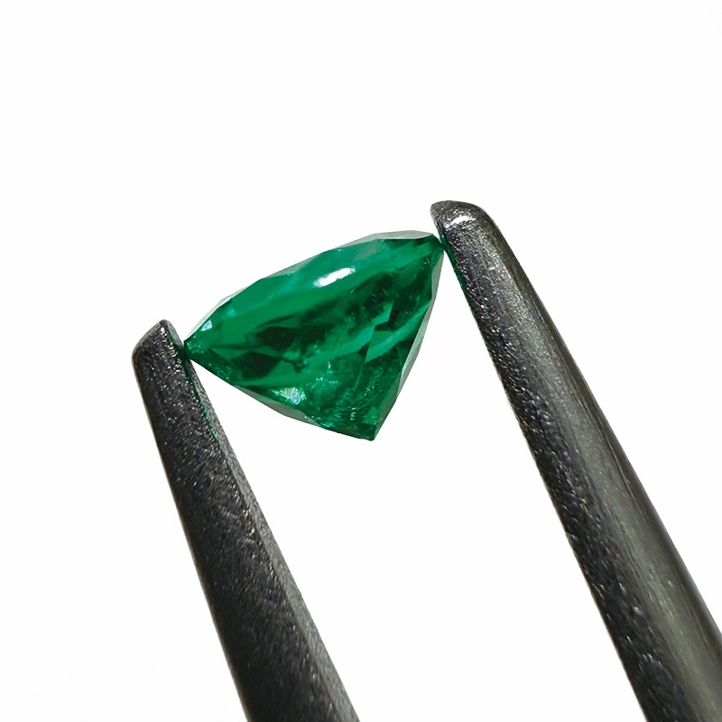 10009885：エメラルド（コロンビア産・宝石貴金属ソーティング付き） RD 3.95×3.94mm 0.221ct