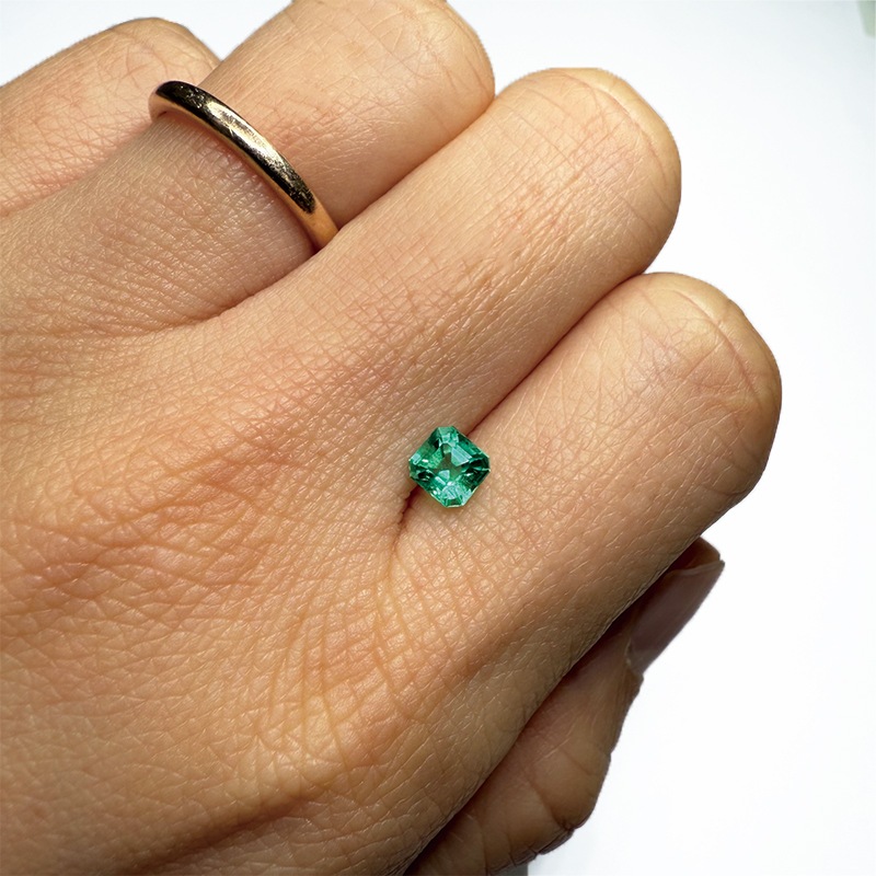 エメラルド　 EM 4.7×4.4ｍｍ 0.49ct