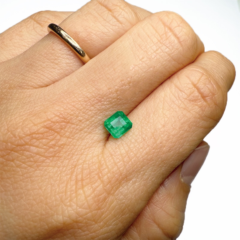 495：エメラルド　EM 5.4×5.1ｍｍ 0.76ct