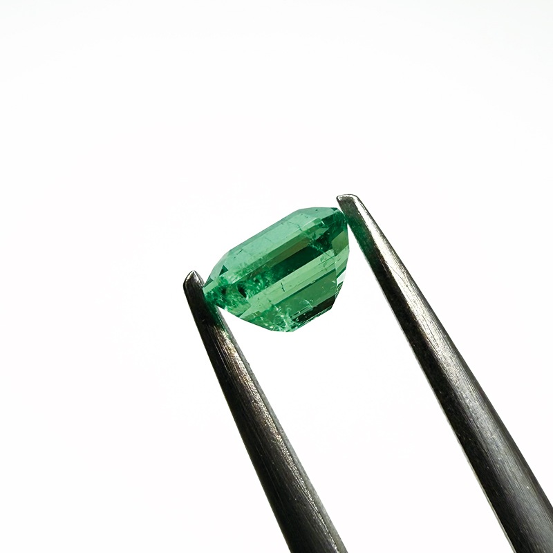 490：エメラルド EM 5.5×4.8mm 0.63ct