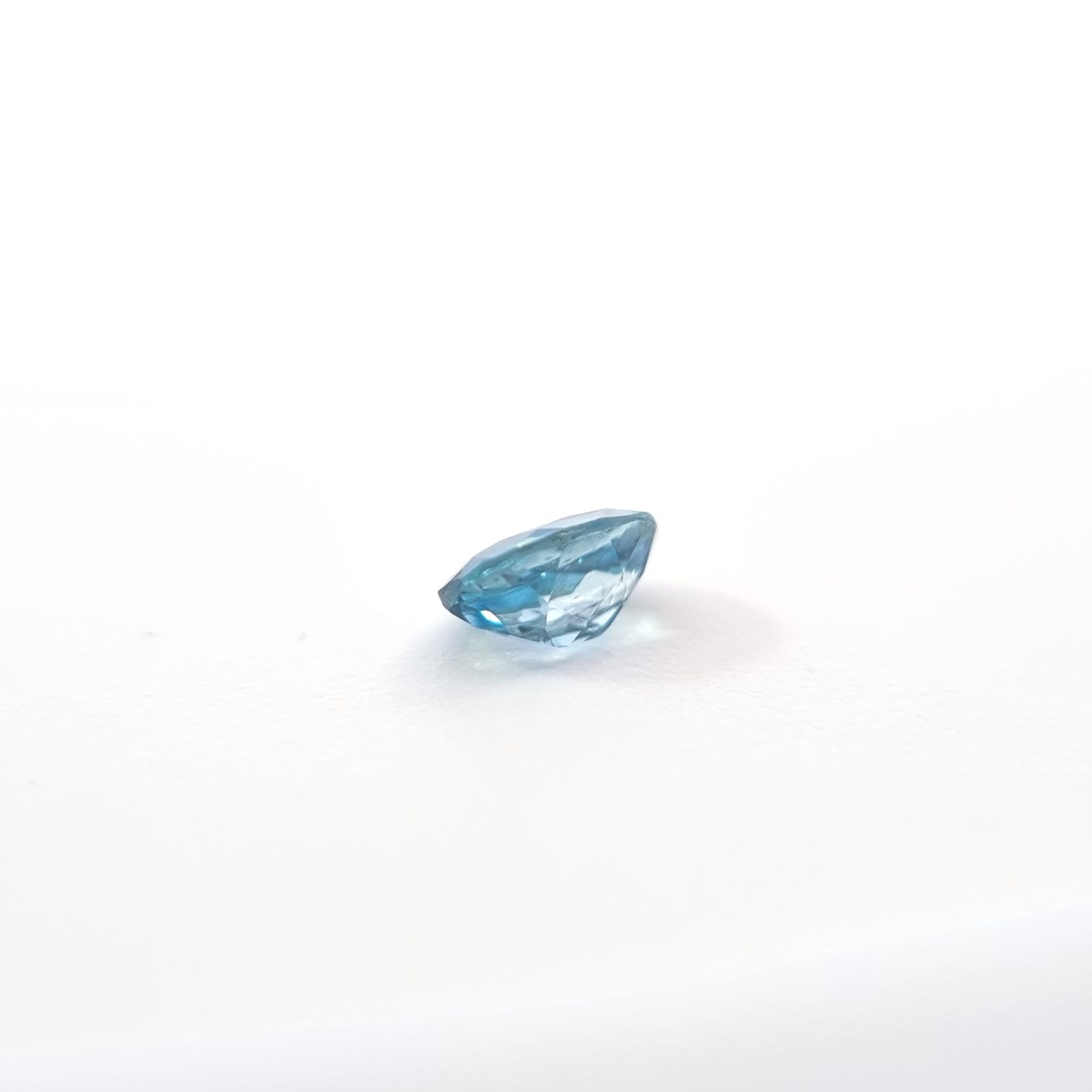 No.10007192：アクアマリン　OV 4.2×3.2ｍｍ 0.17ct