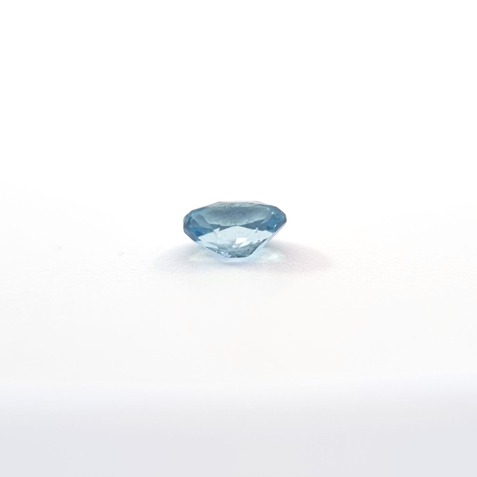 No.10007192：アクアマリン　OV 4.2×3.2ｍｍ 0.17ct