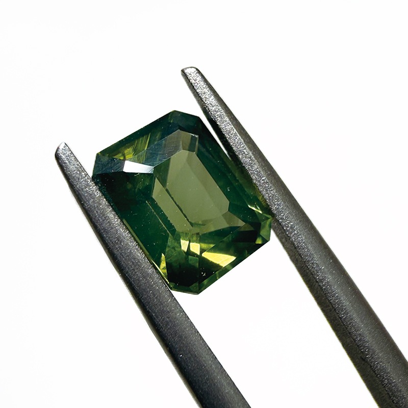 10009836:グリーンジルコン EM 7.7×6.2 2.24ct
