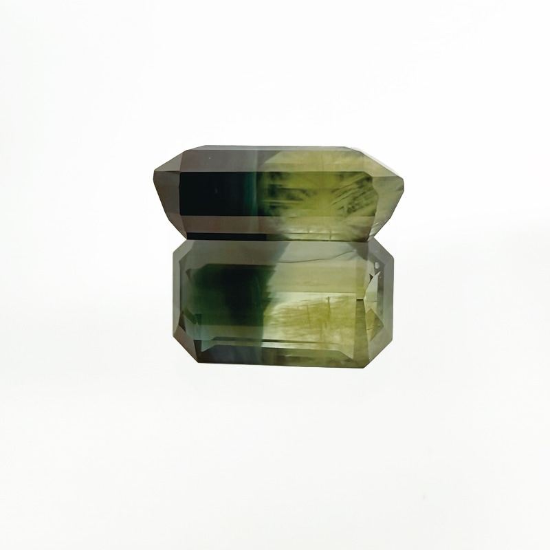 83:バイカラーサファイア OCT 6.9×4.3mm 0.96ct