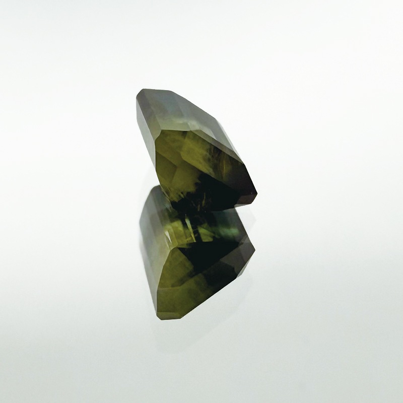 83:バイカラーサファイア OCT 6.9×4.3mm 0.96ct