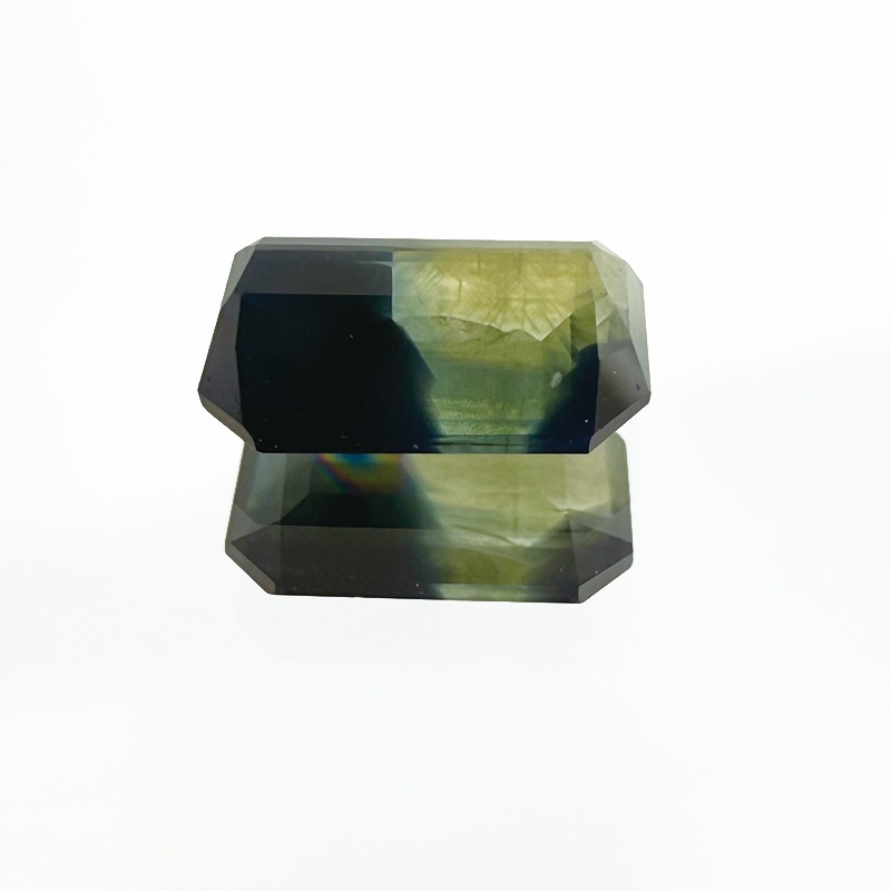 83:バイカラーサファイア OCT 6.9×4.3mm 0.96ct