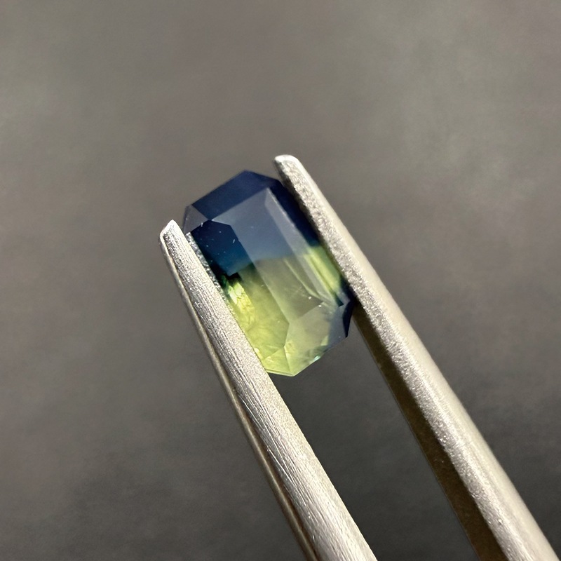 83:バイカラーサファイア OCT 6.9×4.3mm 0.96ct