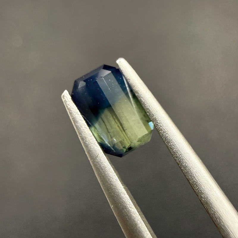 83:バイカラーサファイア OCT 6.9×4.3mm 0.96ct