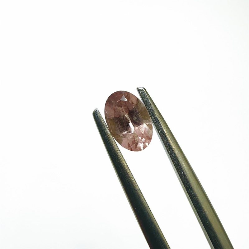 ガーネット（蛍光タイプ）OV6.2×4.1mm 0.64ct