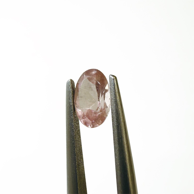 ガーネット（蛍光タイプ）OV6.2×4.1mm 0.64ct