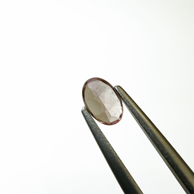 ガーネット（蛍光タイプ）OV6.2×4.1mm 0.64ct