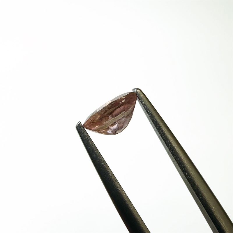 ガーネット（蛍光タイプ）OV6.2×4.1mm 0.64ct