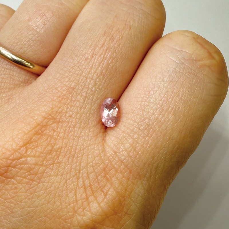 ガーネット（蛍光タイプ）OV6.2×4.1mm 0.64ct