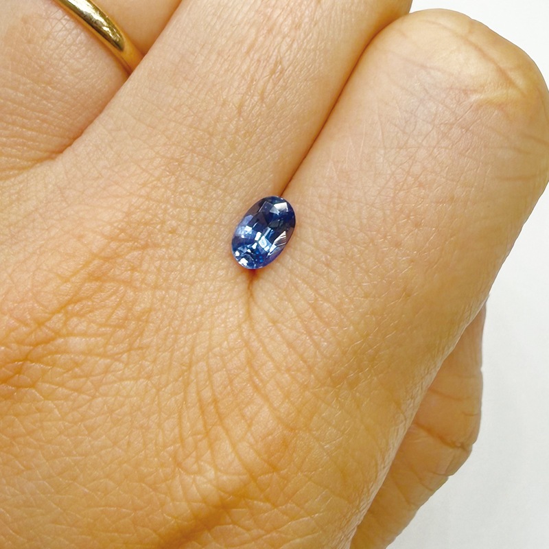 10008157：サファイア OV6.4×4.2mm 0.72ct