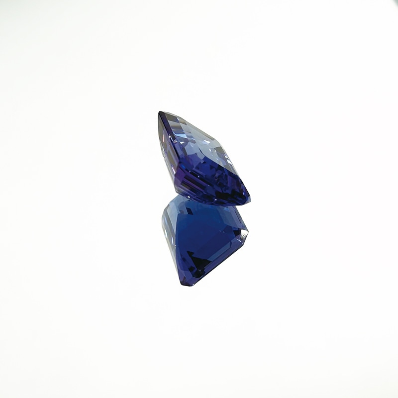 100084370:タンザナイト EM 9×7.1mm 2.52ct