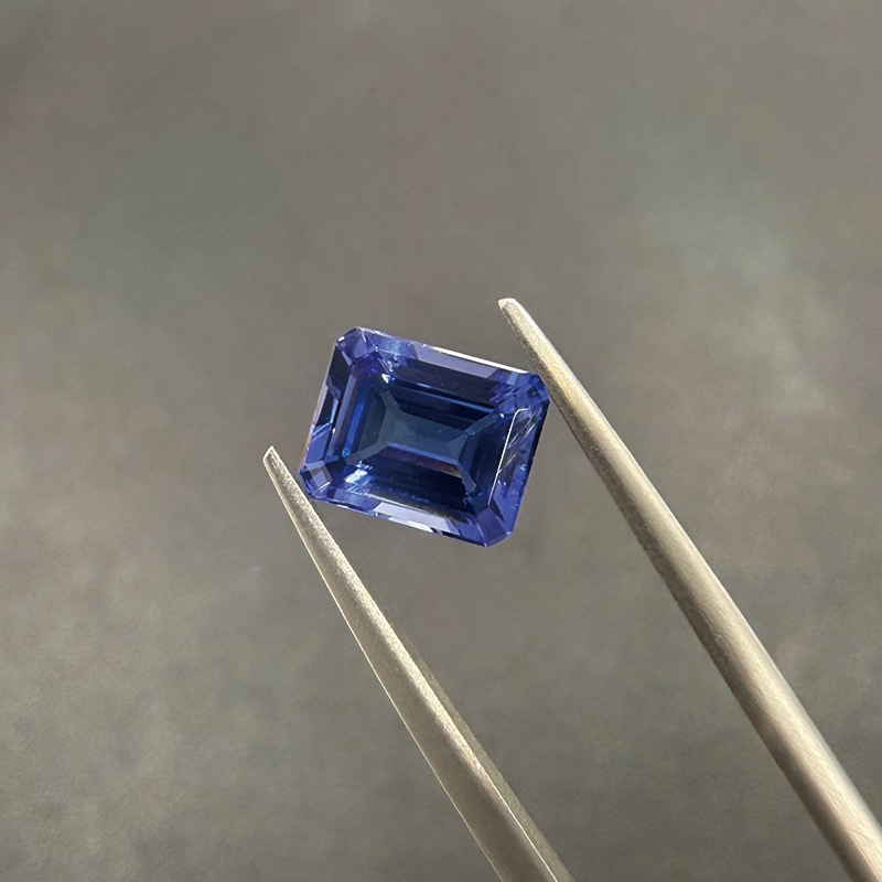 100084370:タンザナイト EM 9×7.1mm 2.52ct