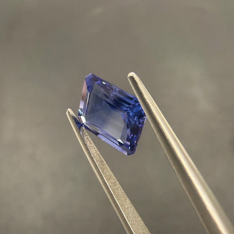 100084370:タンザナイト EM 9×7.1mm 2.52ct