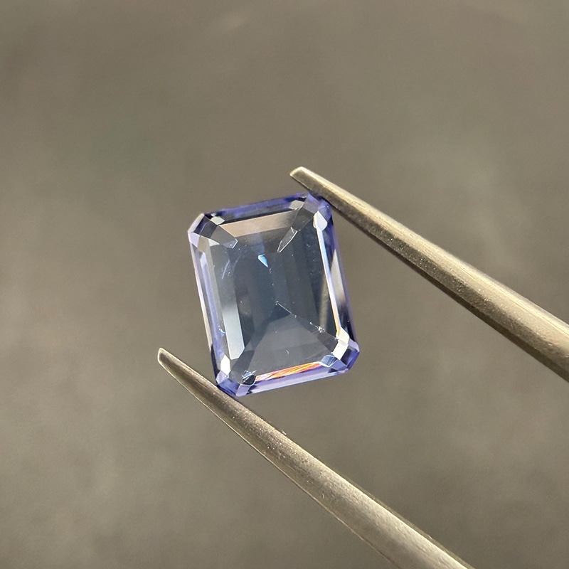 100084370:タンザナイト EM 9×7.1mm 2.52ct