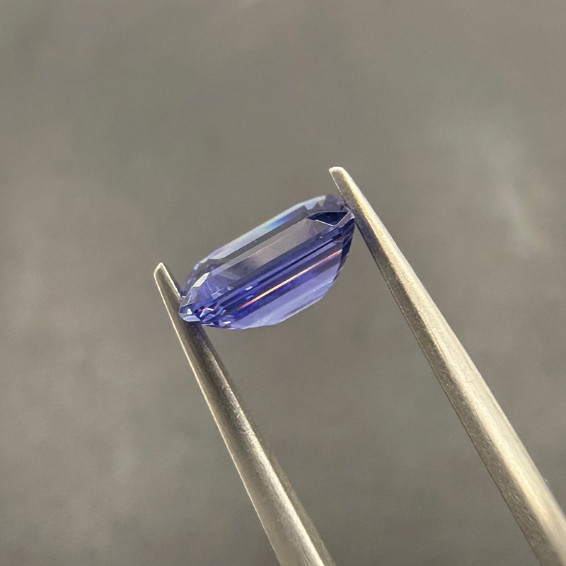 100084370:タンザナイト EM 9×7.1mm 2.52ct