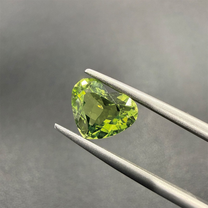 461:ペリドット HT 7.8×9.9mm 2.31ct