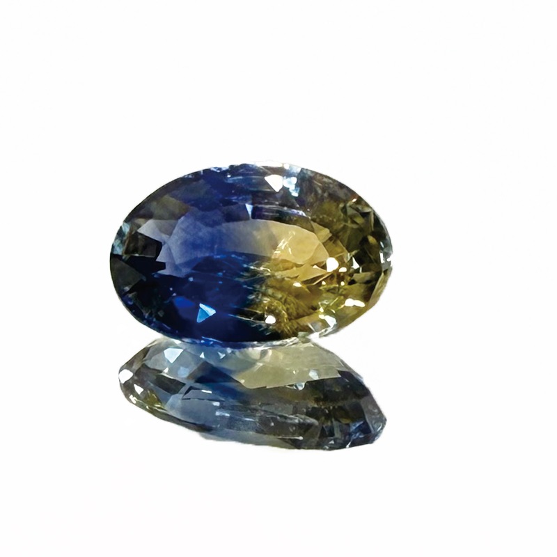 10009754：バイカラーサファイアOV6.8×4.7ｍｍ0.82ct