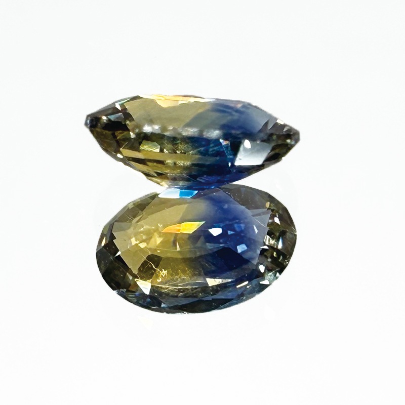 10009754：バイカラーサファイアOV6.8×4.7ｍｍ0.82ct