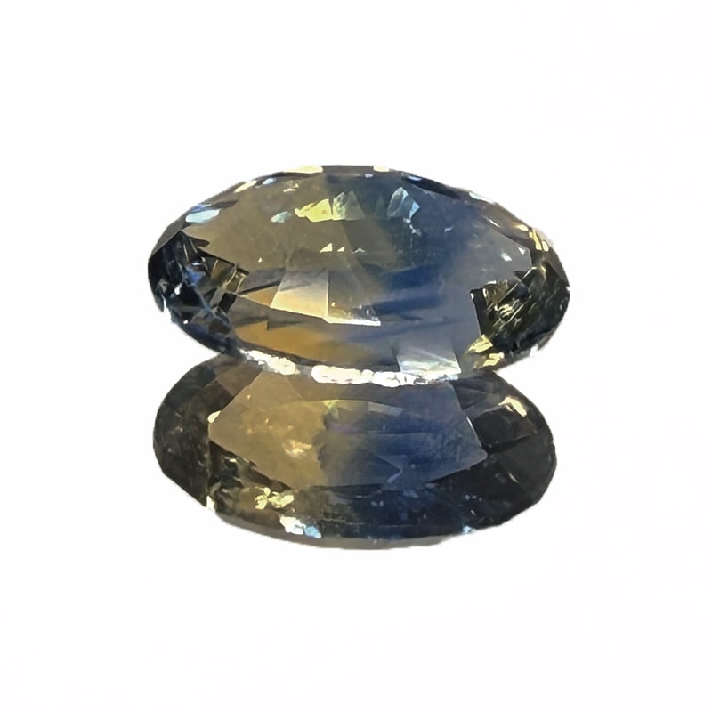 10009754：バイカラーサファイアOV6.8×4.7ｍｍ0.82ct