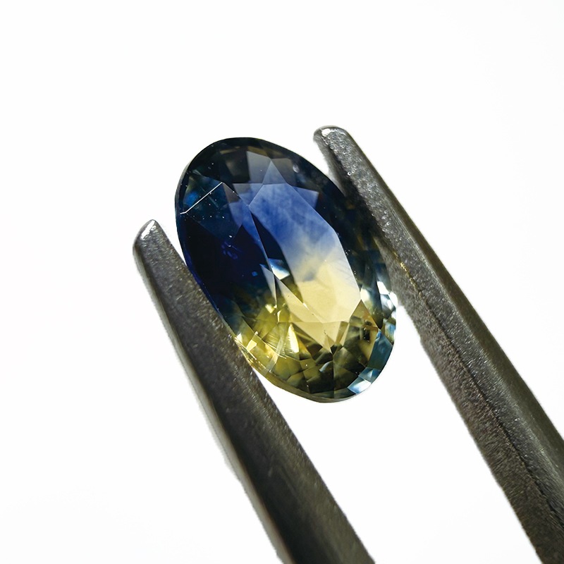10009754：バイカラーサファイアOV6.8×4.7ｍｍ0.82ct