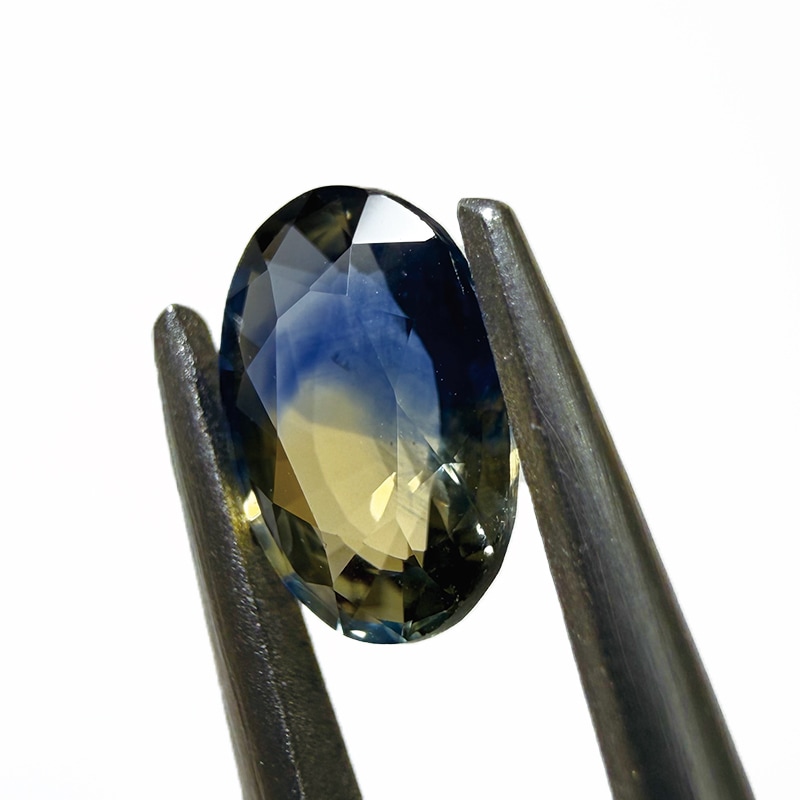 10009754：バイカラーサファイアOV6.8×4.7ｍｍ0.82ct