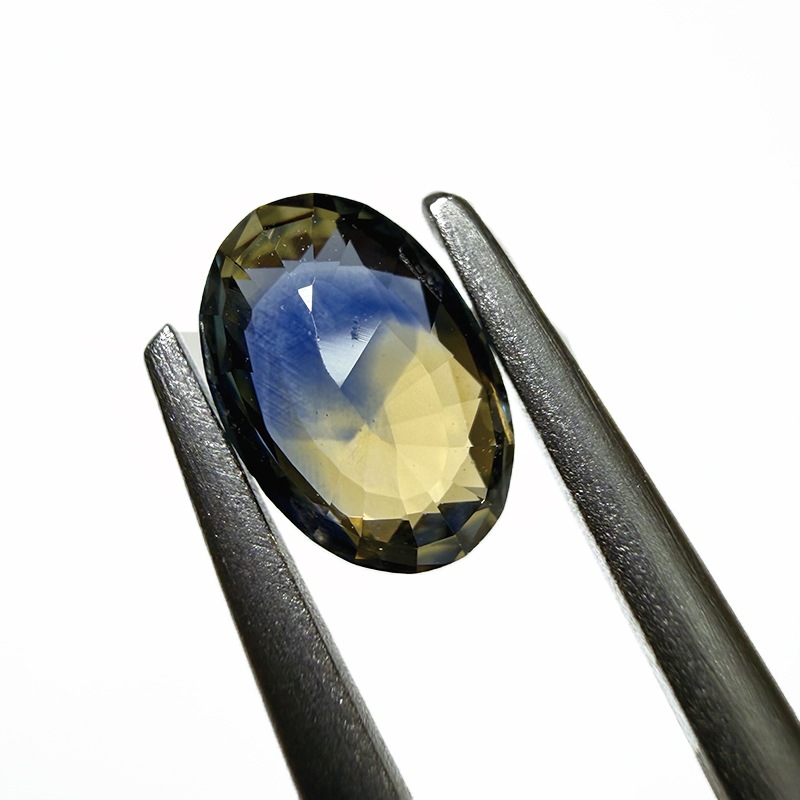 10009754：バイカラーサファイアOV6.8×4.7ｍｍ0.82ct