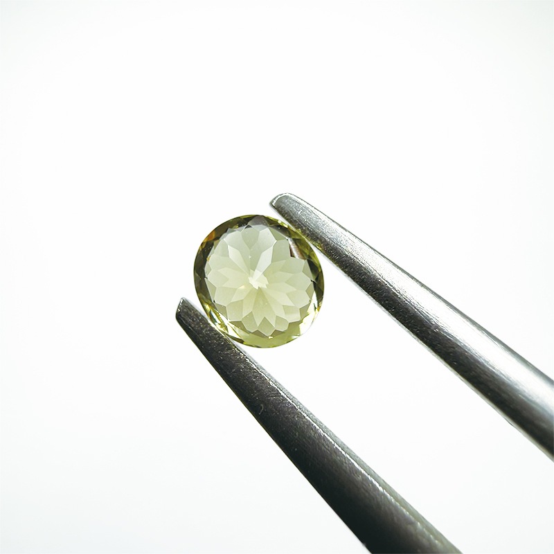 マリガーネット OV 4.1×3.7mm 0.32ct