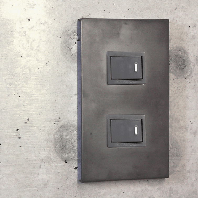 aizara 黒皮鉄スイッチプレート 長穴