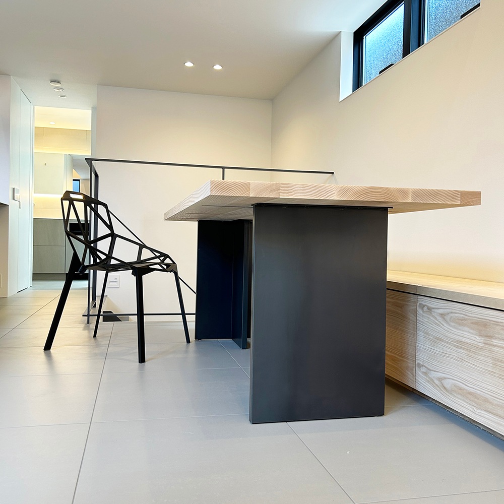 Tの字型テーブルレッグ