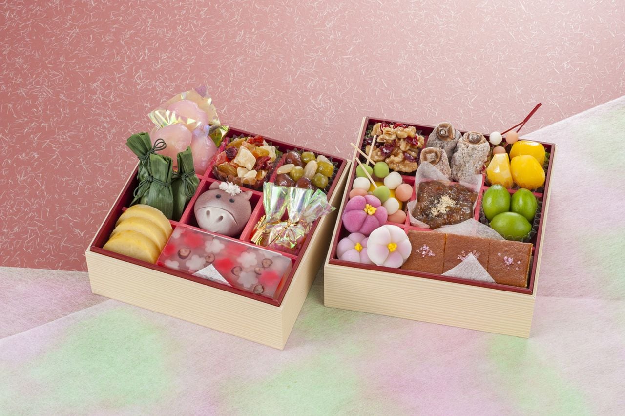 北新地 小春や・難波 昌月堂 スイーツおせち　二段重
