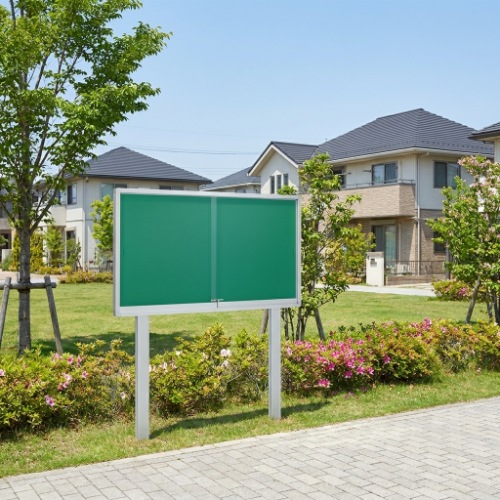 h*_様 即購入可能　宅急便看板 緑色 プラスチック製 屋外掲示板 奥行き60mm(スリムタイプ) 自立型/ｹｰｽ外寸：タテ930mm×ヨコ
