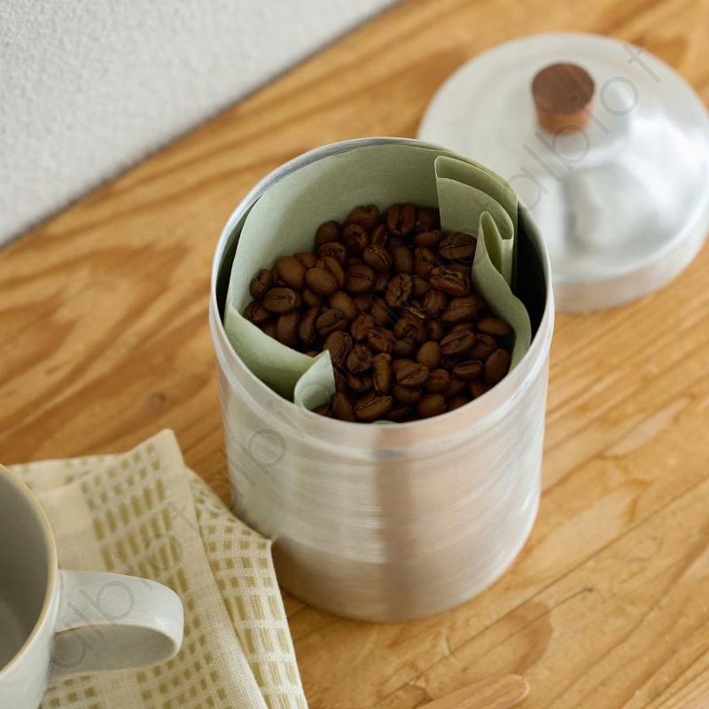 ノスタルジックなアルミのキャニスター