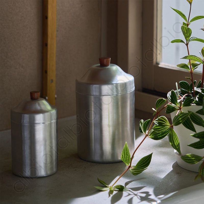 ノスタルジックなアルミのキャニスター