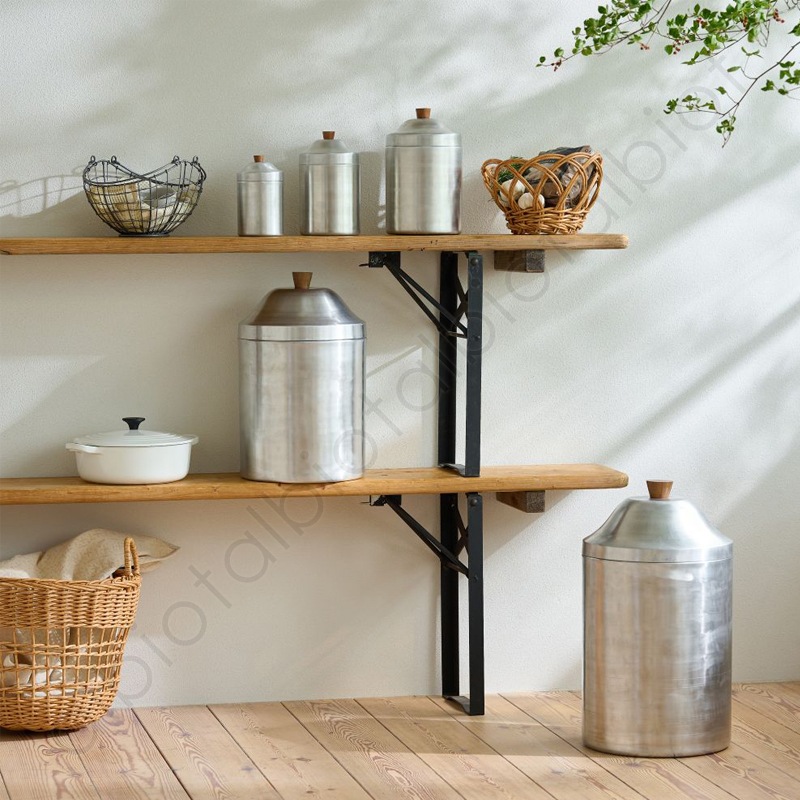 ノスタルジックなアルミのキャニスター