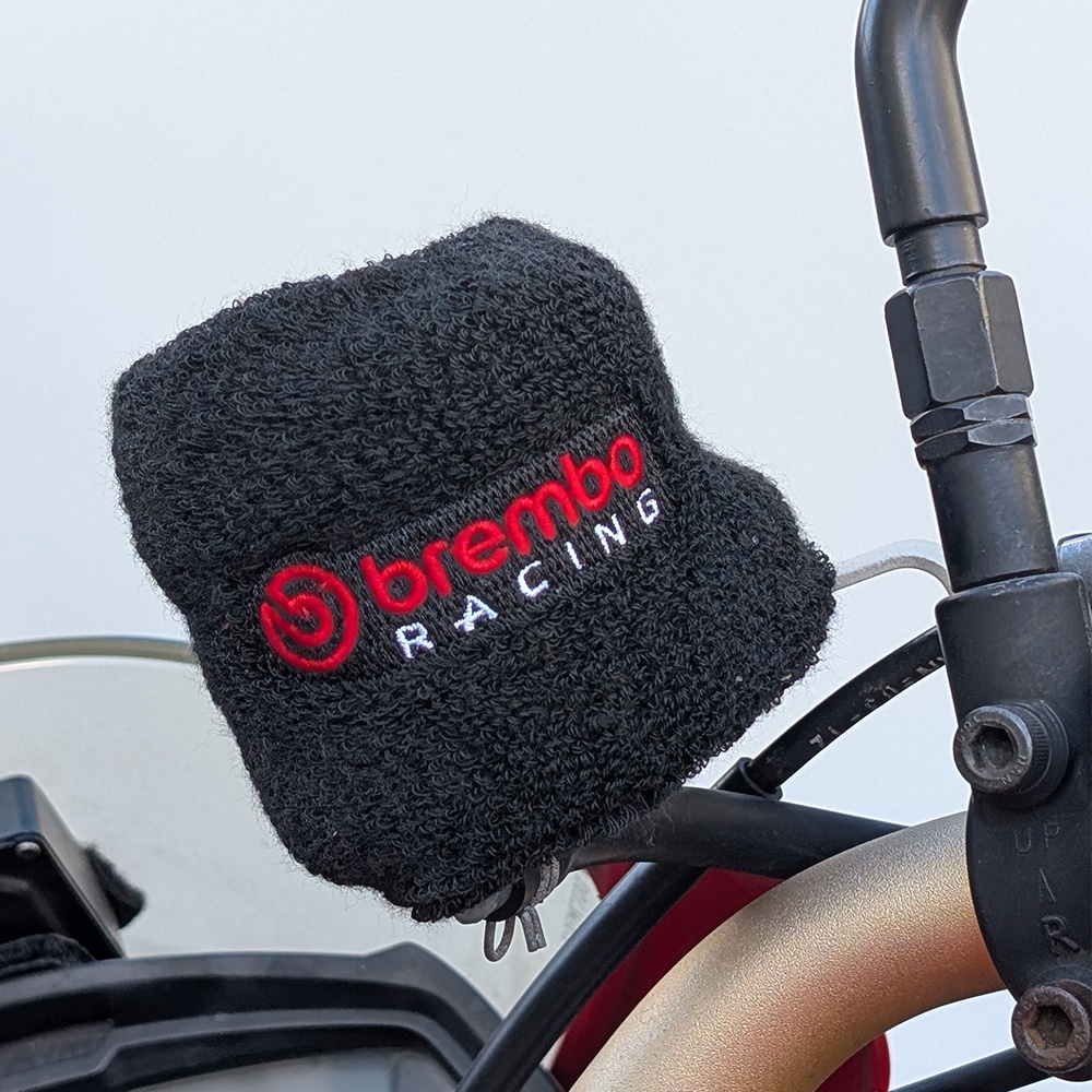 brembo ブレンボ リザーバータンク カバー ブレーキ側 リストバンド 70x70mm ブラック/赤新ロゴ 99.8637.56【あるふぁここ プラザ店】