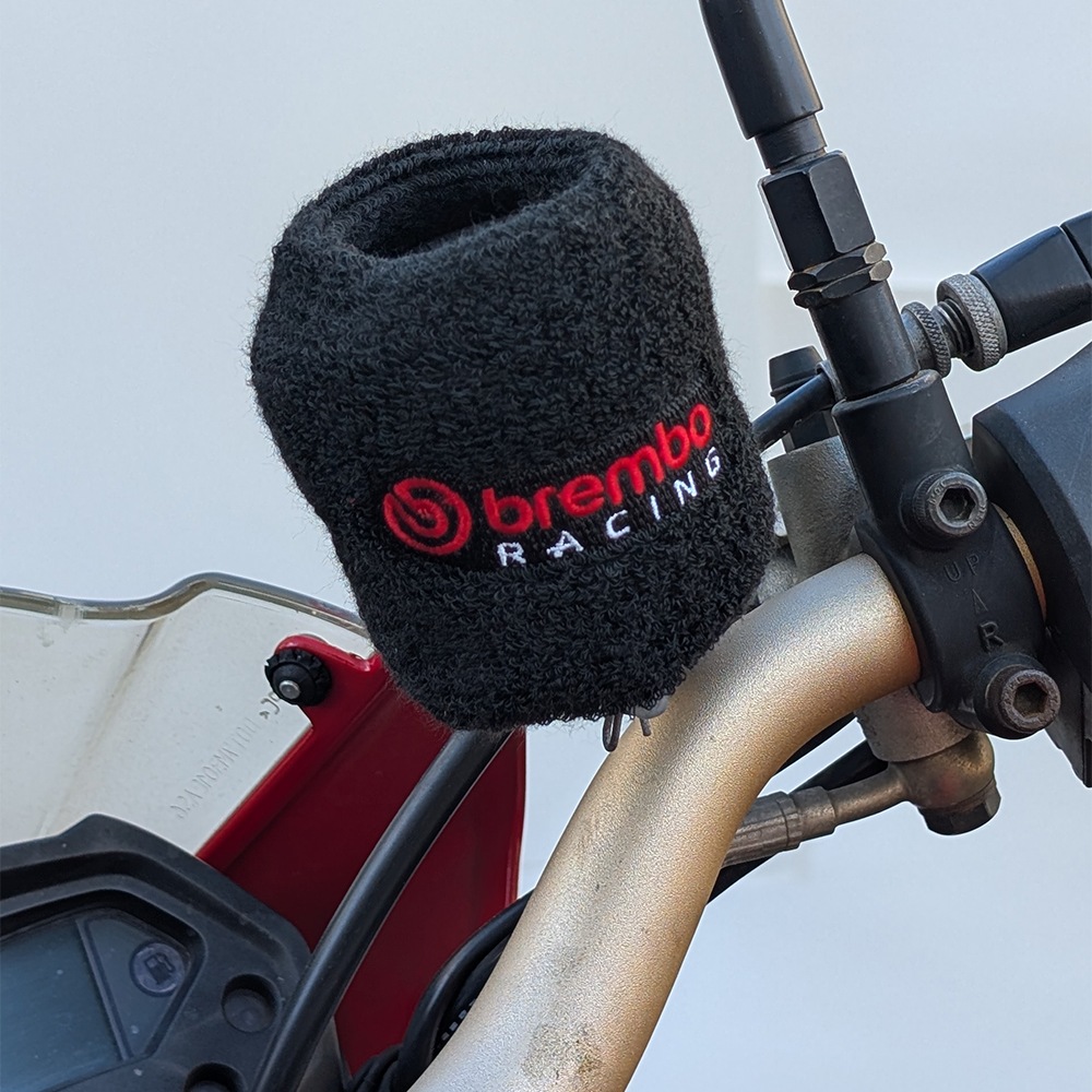 brembo ブレンボ リザーバータンク カバー ブレーキ側 リストバンド 70x70mm ブラック/赤新ロゴ 99.8637.56【あるふぁここ プラザ店】