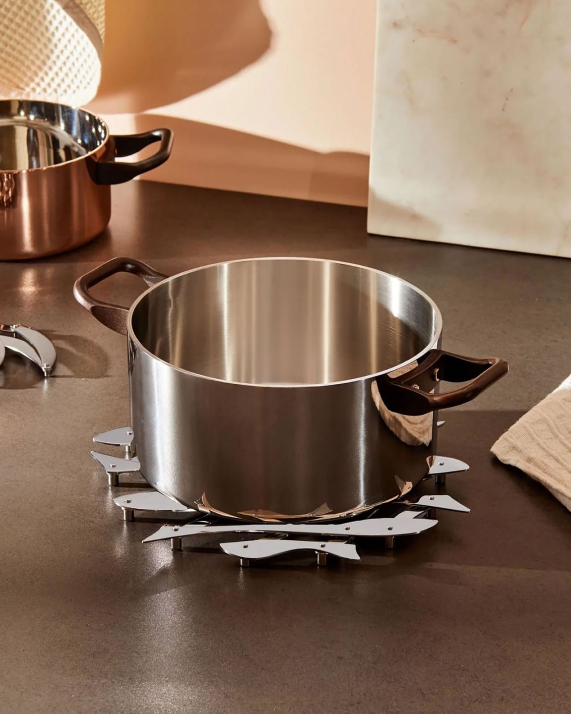 ALESSI 折り畳み式なべしき DUL03 Pescher Pescher 折り畳み式鍋しき【DUL03】｜ALESSI JAPAN（アレッシ ジャパン